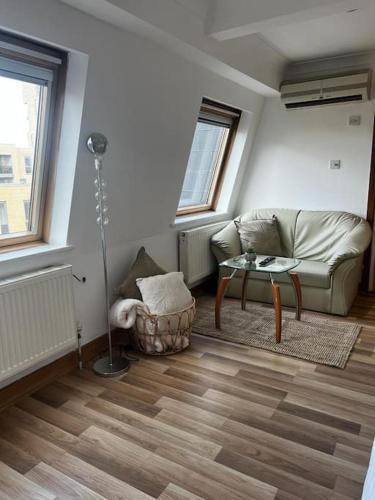 Quirky studio flat selfcontained - Tap to explore photos