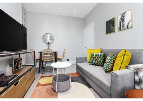 New and Modern flat in London! - Tap to explore photos