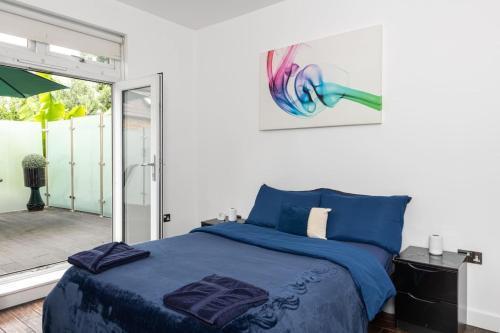 Two-bedroom flat with private balcony – sleep 8 - Tap to explore photos