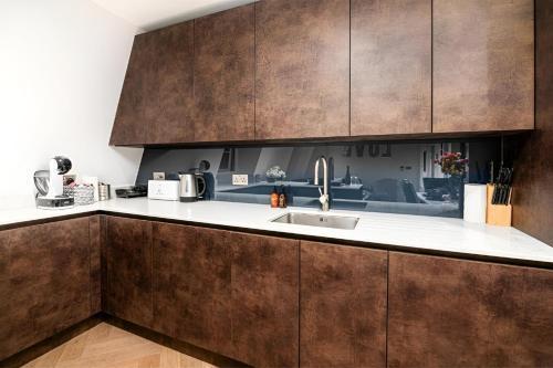 Marble Arch Penthouses with Skyline Views Room Type - Two-Bedroom Apartment Marble Arch Penthouses with Skyline Views Room Type - Two-Bedroom Apartment