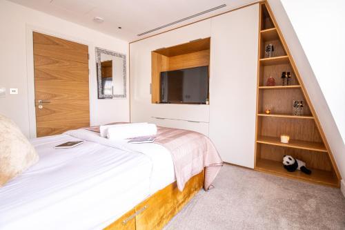 Marble Arch Penthouses with Skyline Views Room Type - Three-Bedroom Apartment