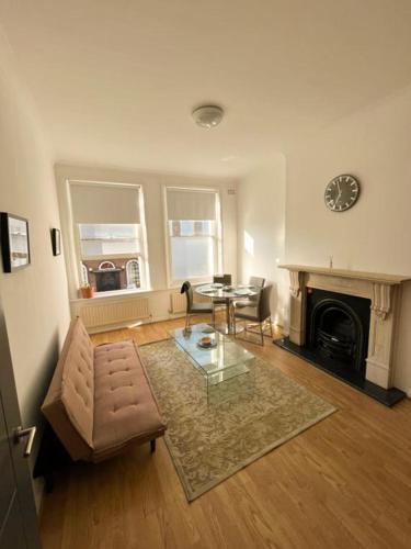 Two bed apartment minutes from Hammersmith - Tap to explore photos