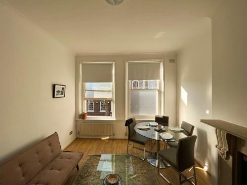 Two bed apartment minutes from Hammersmith - Tap to explore photos