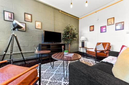 Trendy and Eccentric Flat in Hackney - Tap to explore photos