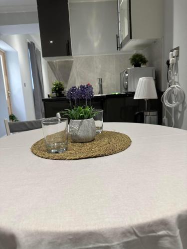 Charming 1-Bed Apartment in London 8 - Tap to explore photos