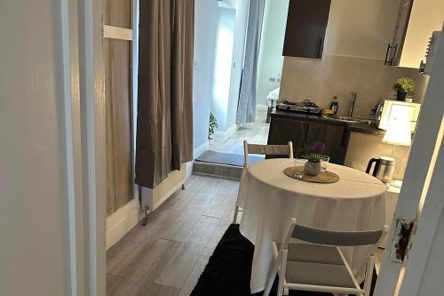1-Bed - Sleeps 2 - Acton Park & Stn Close - Tap to explore photos