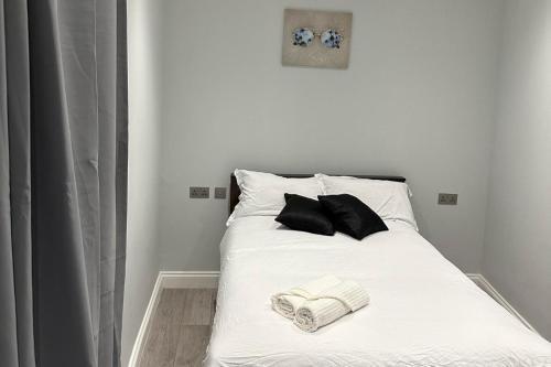 1-Bed - Sleeps 2 - Acton Park & Stn Close - Tap to explore photos
