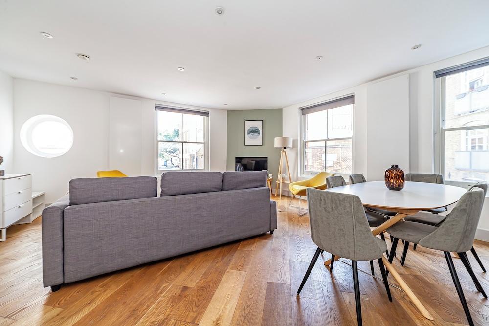 The Old Street Luxury Flat into 3 Bed Apartment in Old Street - Tap to explore photos