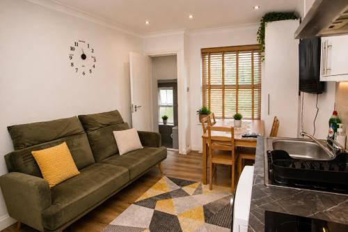 Evergreen Apartments-Flat 4, London - Tap to explore photos