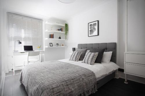Spacious Two Bedroom Apartment in the Heart of Notting Hill - Tap to explore photos
