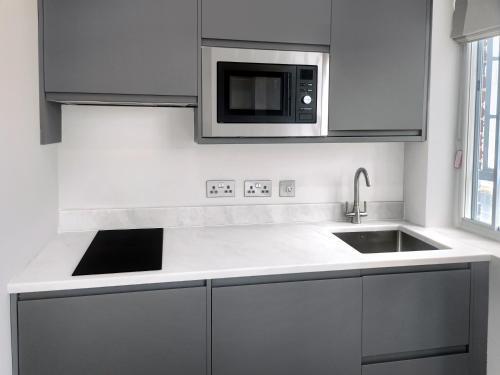 Chelsea Flat 10 mins Harrods, Gym, Air Conditioning - Tap to explore photos