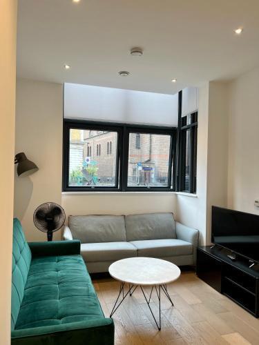 Luxury Modern 1 Bed Apartment - Tap to explore photos