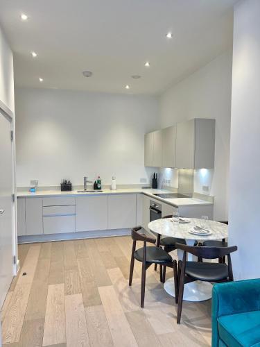 Luxury Modern 1 Bed Apartment - Tap to explore photos