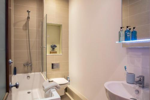 Finchley Central Luxury 3 bed triplex loft style apartment - Tap to explore photos