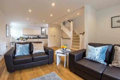 Finchley Central Luxury 3 bed triplex loft style apartment - Tap to explore photos