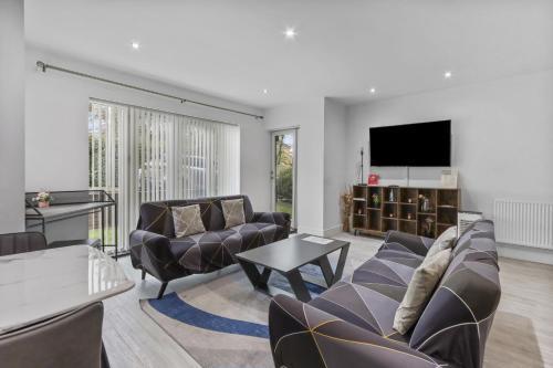 Luxury 2Bedroom - 2Bath - Prime location - Patio - Tap to explore photos