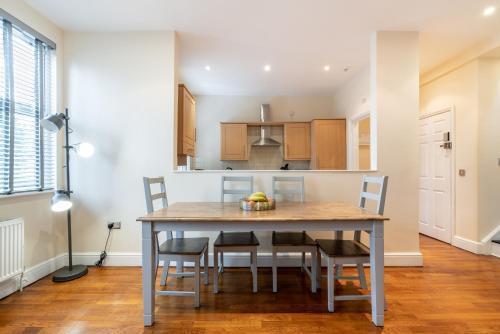 Luxury 2BDR duplex apt, N London, 2 floors - Tap to explore photos