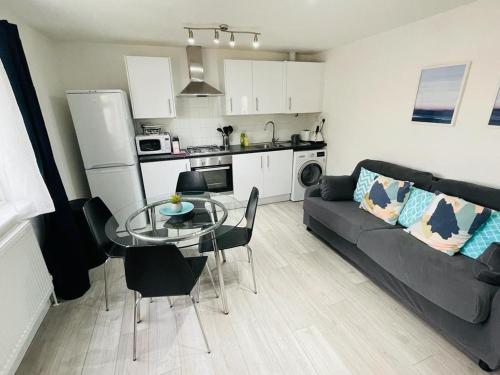 Enfield Chase Apartment - Tap to explore photos