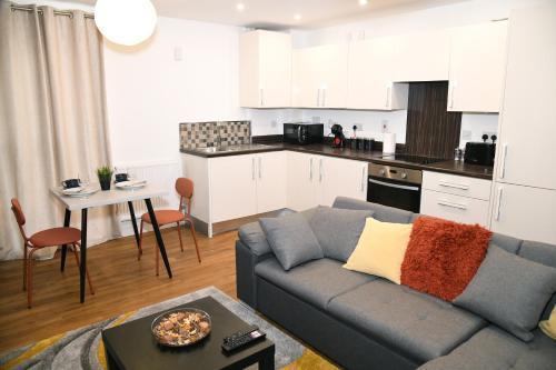 Crayford, Super Cosy 2-Bed Apartment - Tap to explore photos