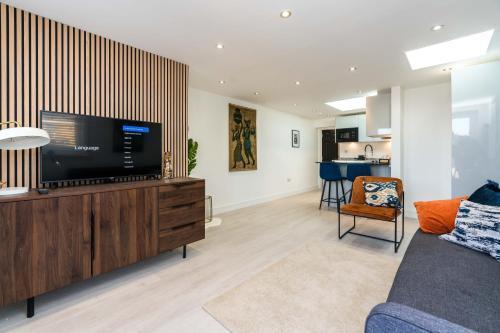 Spacious Modern 2 Bedroom London Flat - Tap to explore photos