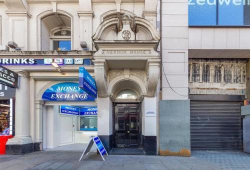 Quaint and Spacious Piccadilly Sleep 6 VRD - Tap to explore photos