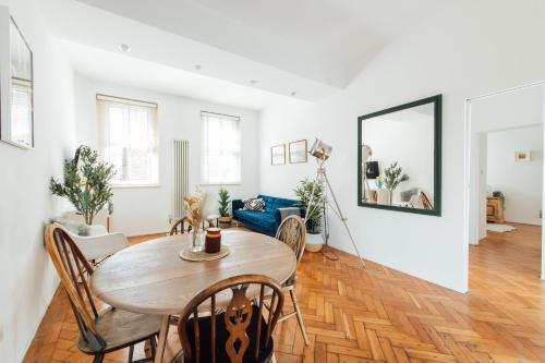 Unique 2 Bedroom Flat on Stoke Newington High Street - Tap to explore photos