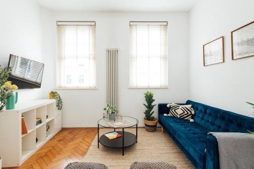 Unique 2 Bedroom Flat on Stoke Newington High Street - Tap to explore photos