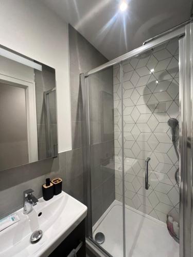 London LuXXe Suites & Apartments - London Heathrow Airport, Terminal 1 2 3 4 5 - Tap to explore photos