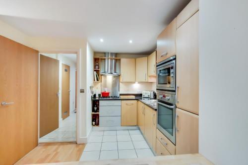 Spacious 2 bed 2 bath Kings Cross Apartment - Tap to explore photos