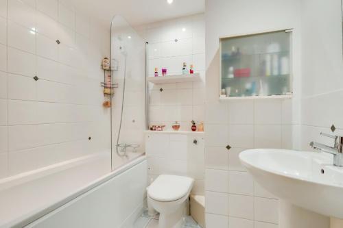 Spacious 2 bed 2 bath Kings Cross Apartment - Tap to explore photos