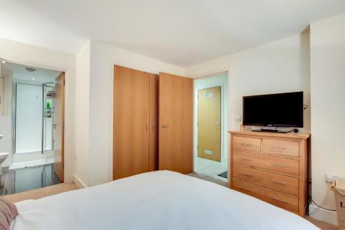 Spacious 2 bed 2 bath Kings Cross Apartment