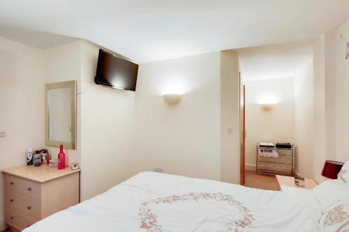 Spacious 2 bed 2 bath Kings Cross Apartment - Tap to explore photos