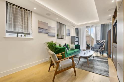 Canal Side Luxury 1 Bed Chelsea - Tap to explore photos
