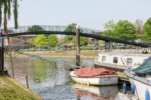 Eel Pie Retreat - Tap to explore photos