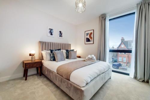 Deluxe Harrow Wembley Apartment - Tap to explore photos