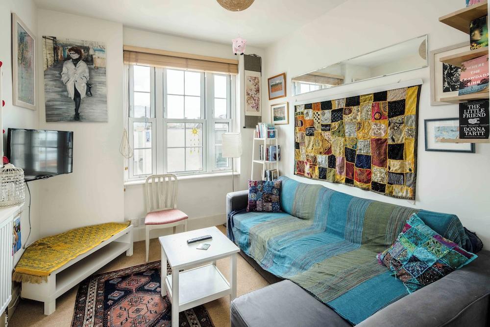 Stylish Central London Flat Near Tower Bridge - Tap to explore photos
