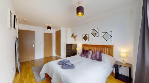 Bright and cosy 1 bed flat next to Tower Bridge - Tap to explore photos