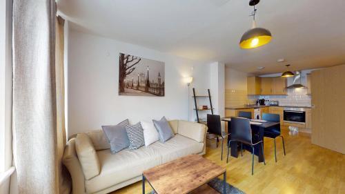 Bright and cosy 1 bed flat next to Tower Bridge - Tap to explore photos