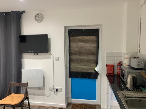 Cosy B1 Studio Apartment - Tap to explore photos