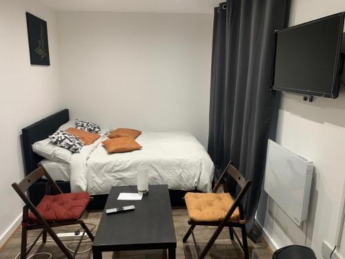Cosy B1 Studio Apartment - Tap to explore photos