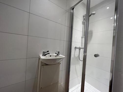 Economic Studio in the heart of Chiswick - London - Tap to explore photos
