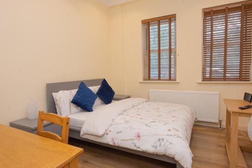 Evergreen Apartments- Flat 1, London - Tap to explore photos