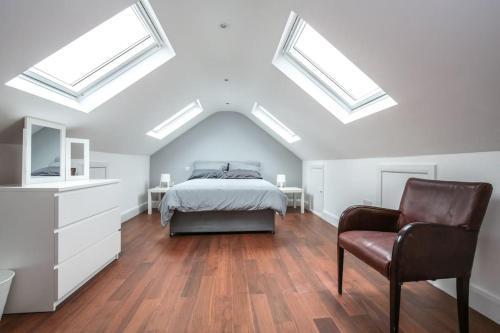 Large Modern Spacious House 6 Bedrooms 5 Bathrooms