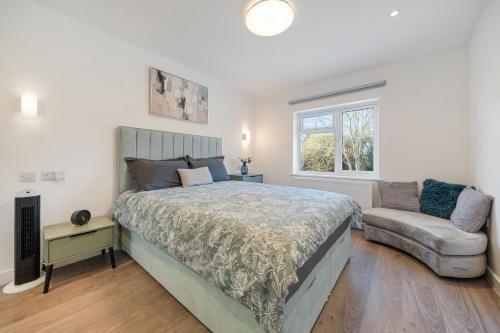 Newly Refurbished 2 Bed Flat - Tap to explore photos