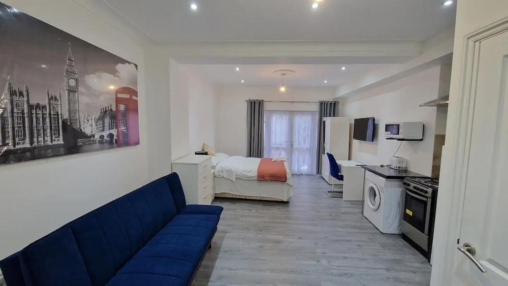 Impeccable 1-bed Apartment in Ilford - Tap to explore photos