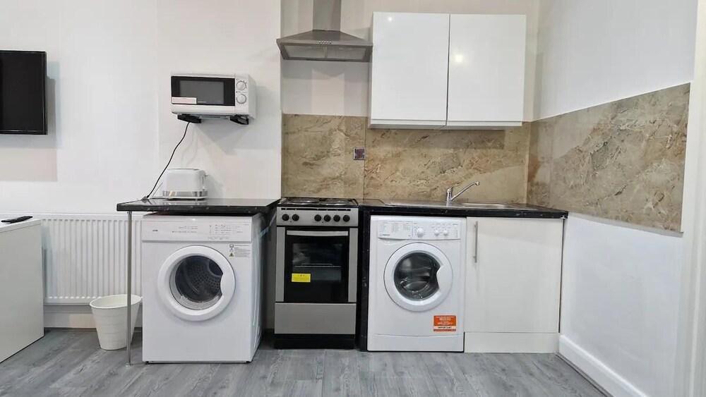 Impeccable 1-bed Apartment in Ilford - Tap to explore photos