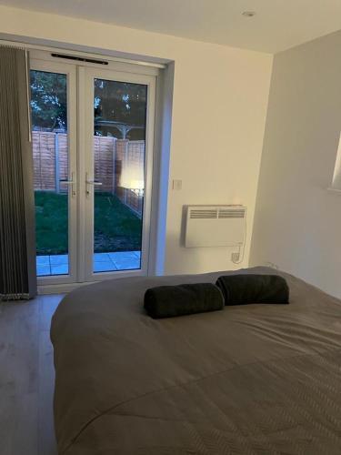 Luxury 2 bedroom apartment near the O2 and Canary Wharf - Tap to explore photos