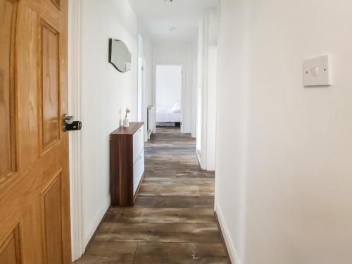 Great spacious 2 bedroom flat - Tap to explore photos