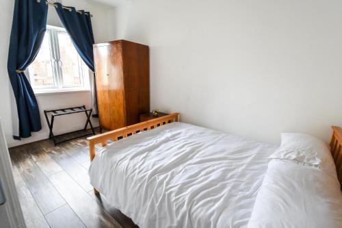 Great spacious 2 bedroom flat - Tap to explore photos