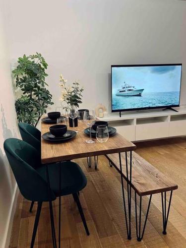 Lovely 1 Bed, Northolt Station - Tap to explore photos